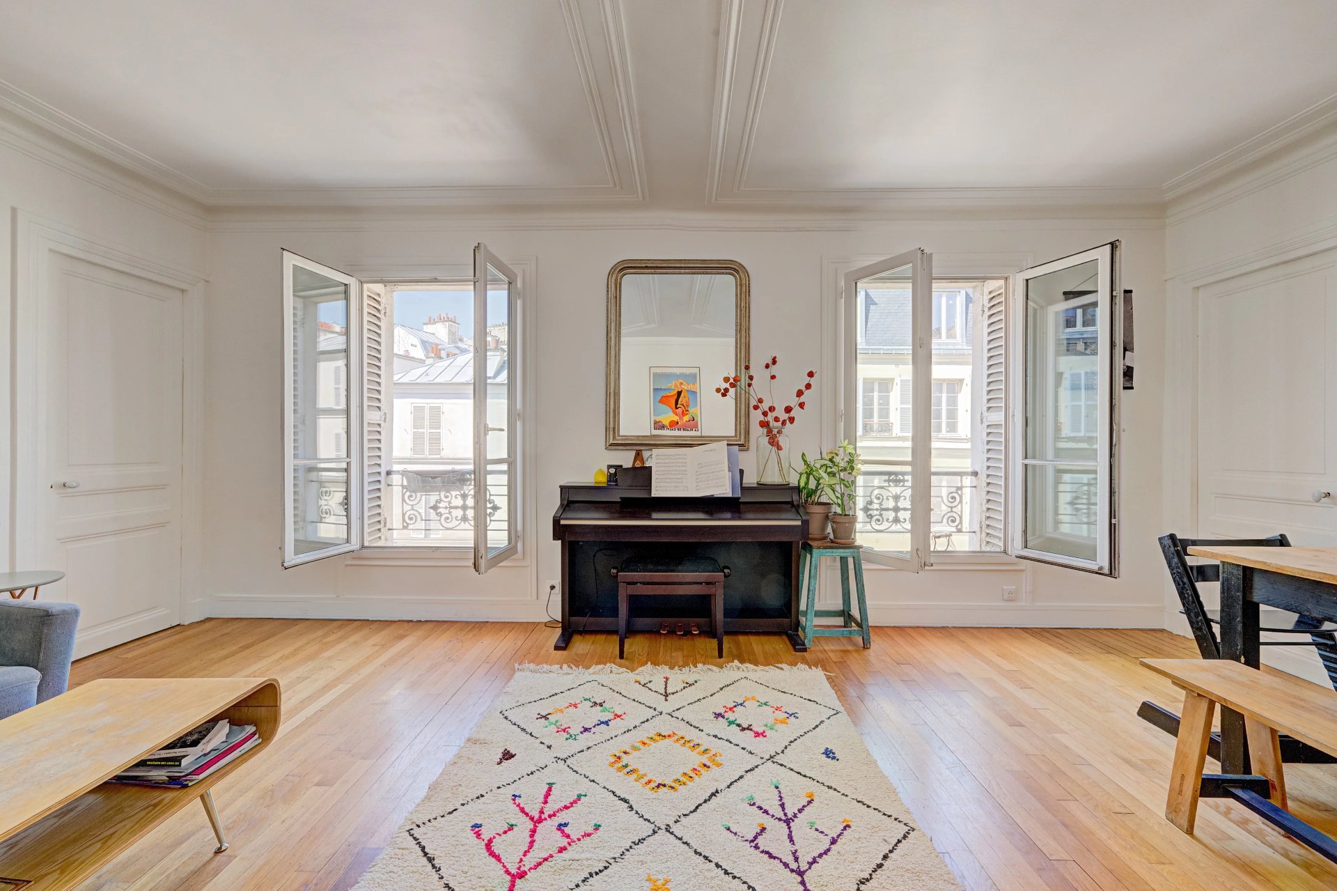 Séjour lumineux avec cheminée rue Ramey à Paris 18e