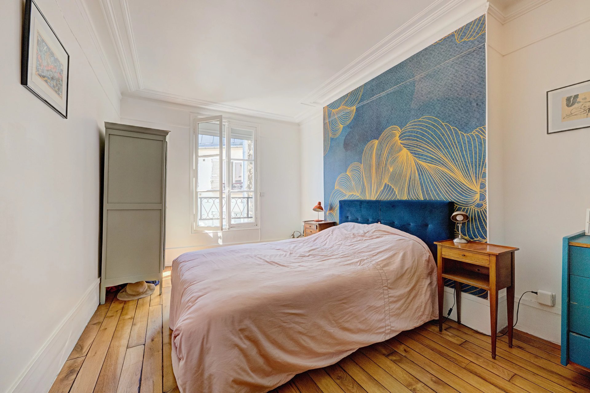 Chambre avec parquet et fenêtre
