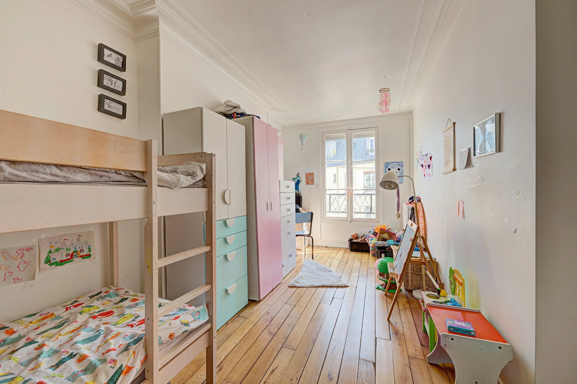 Chambre d'enfant lumineuse